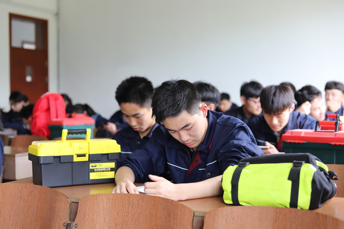 应用电子技术考生在期待实操测验