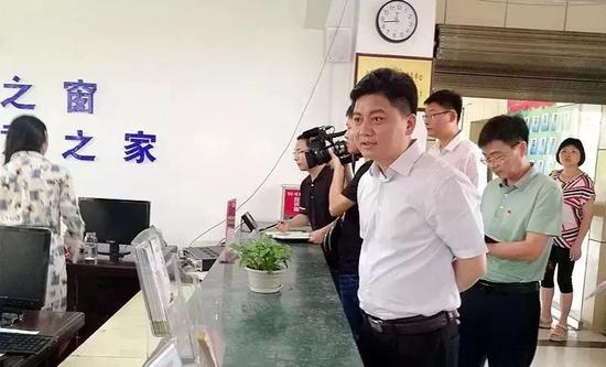 副市长暗访便民中心 有工作人员戴耳机听歌被辞退