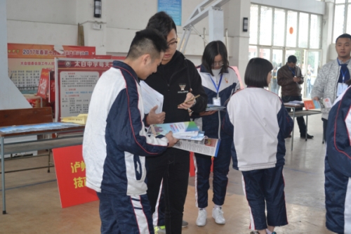 江油市太白中学组织高职单招巡展会