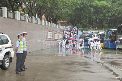 江门3万学子冒雨参预高考