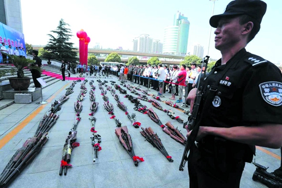 重拳严打盗抢骗 河南这样落实16字总要求
　　2017年5月19日，习近平总书记亲切会见全国公安系统英雄榜样立功集体表彰大会代表并发表重要讲话，向全国公安机关和公安队伍提出“对党忠诚、处事人民、功令公道、纪律严明”的总要求……【详细】