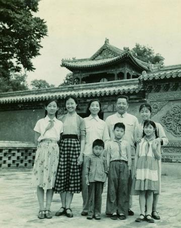 1960年，习仲勋、齐心与子女、亲友在北海公园。（来源：《习仲勋画传》）